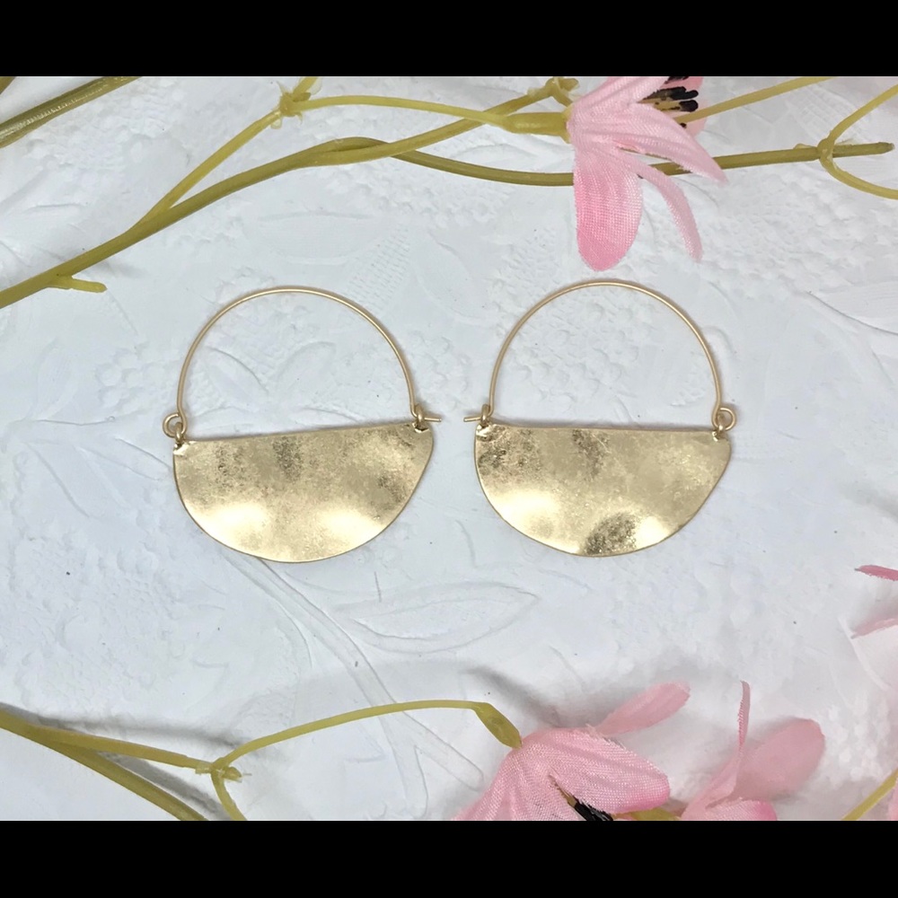 NEW 🌸💎 Gold Crescent hoop style Earrings 💎🌸 - Picture 3 of 4